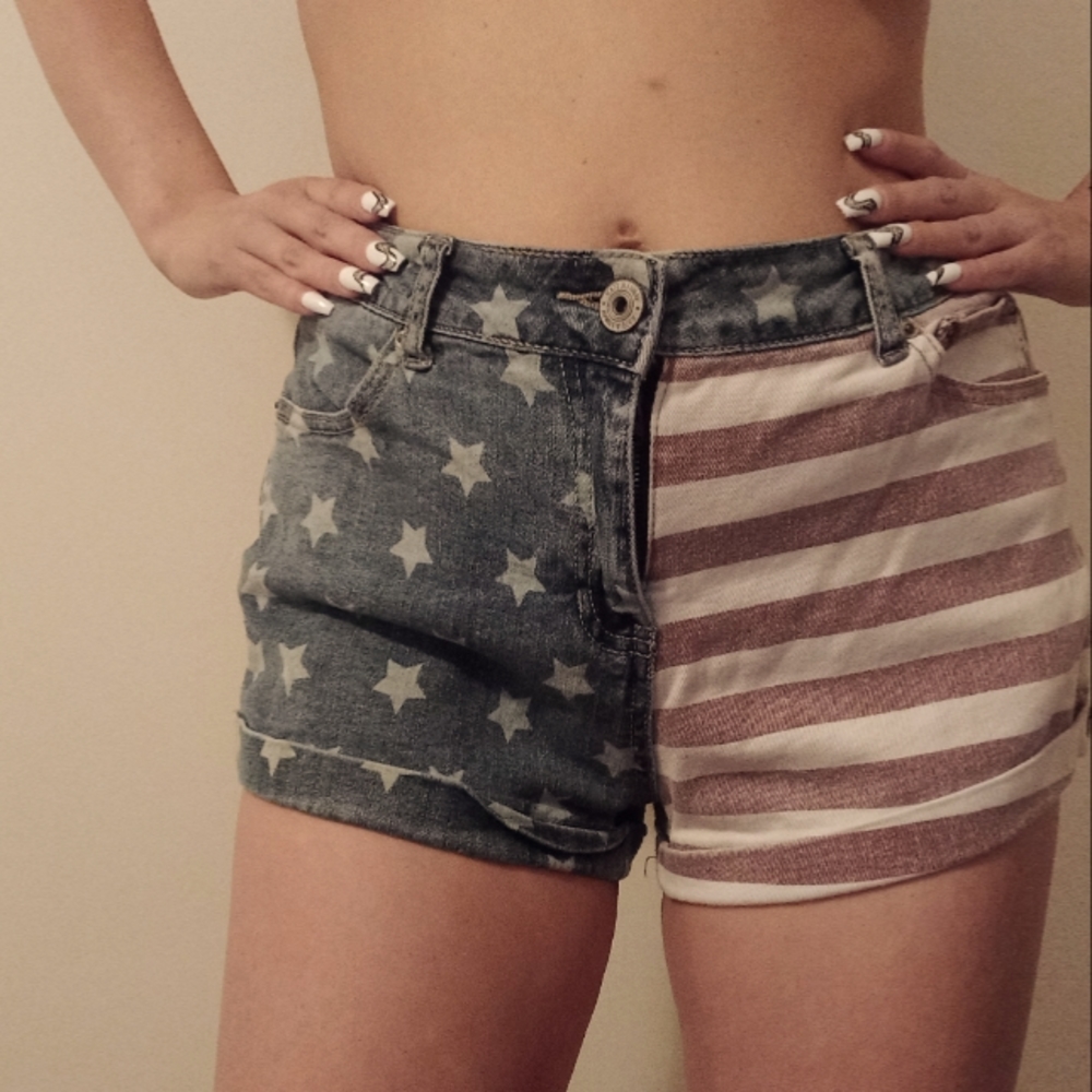 Vanilla Star mid rise flag print shorts size 13 juniors